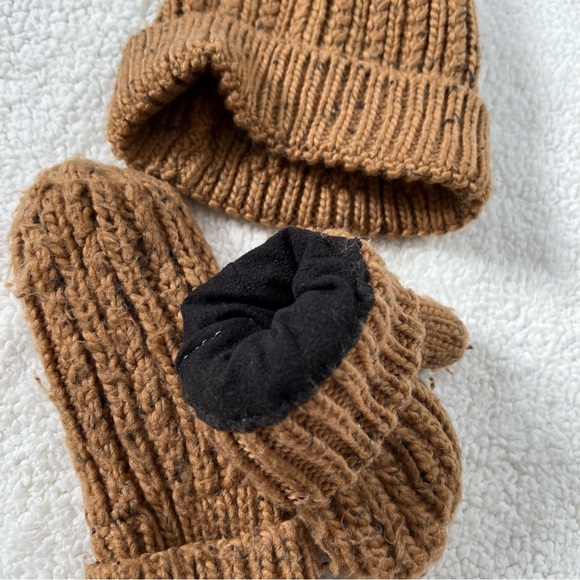 Cable-Knit  pompom hat and mittens - Picture 5 of 5